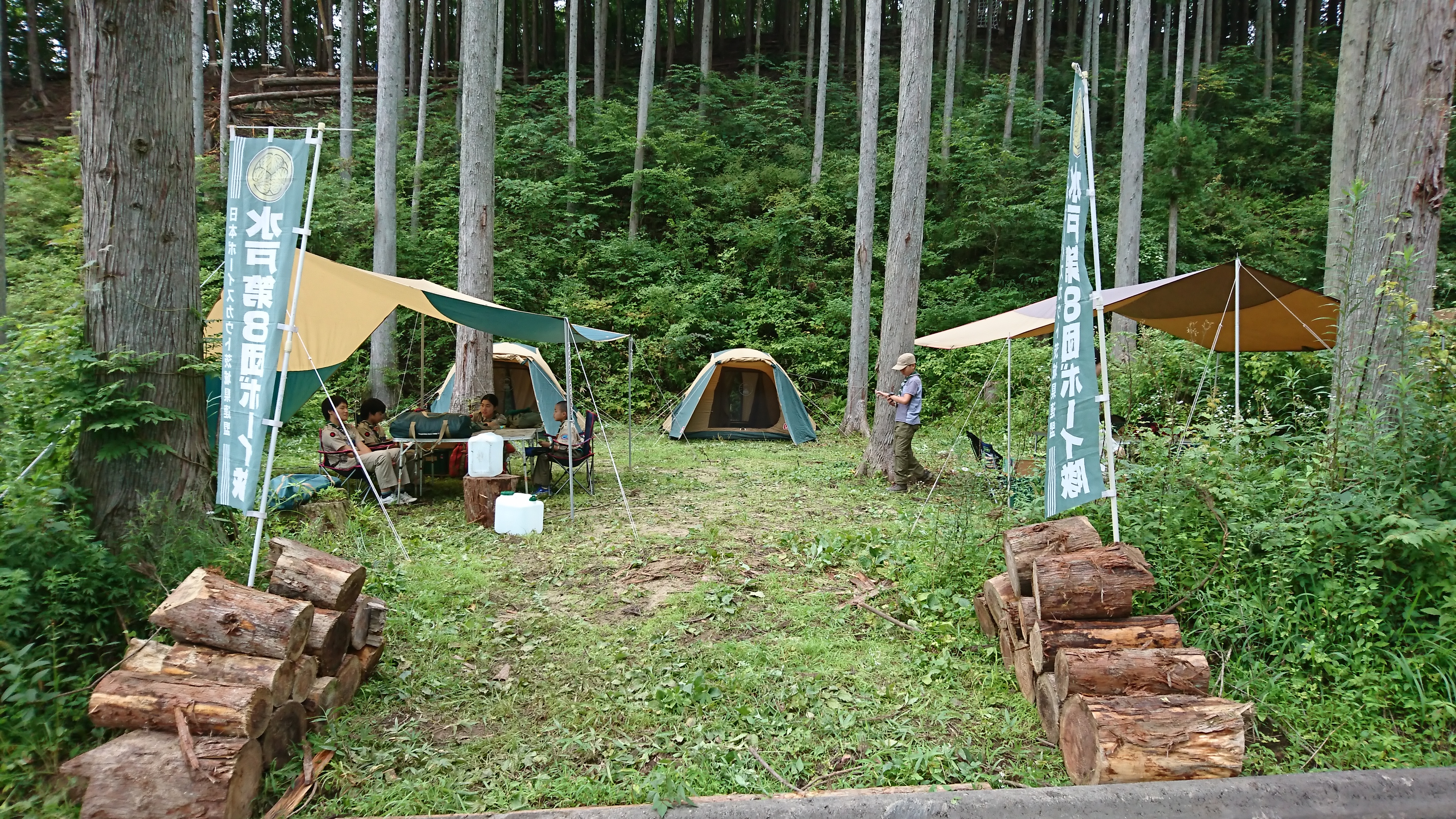 まずはテントとタープを設営。5泊６日の楽しいキャンプ生活が始まる。